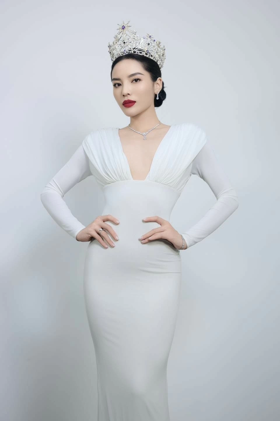 Trở thành Miss Universe Vietnam 2024, Kỳ Duyên bận rộn với lịch trình nhiều hoạt động. Hoa hậu liên tục biến hóa phong cách với trang phục của nhiều nhà thiết kế, nhãn hiệu Việt Nam. Trong một hoạt động, cô diện chiếc đầm trắng phối cùng màu son đỏ quyền lực.