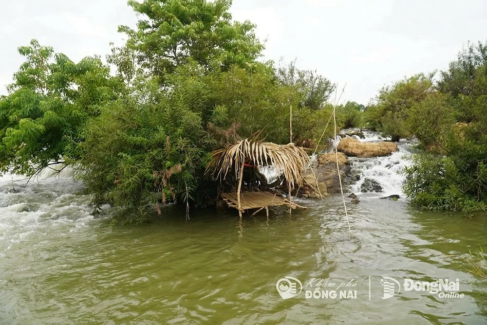 Một chòi lá nhỏ người dân dùng để nghỉ ngơi, câu cá giải trí giữa thác. (Nguồn: Báo Đồng Nai)