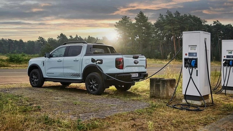 Ford Ranger 2025 có thêm bản hybrid, di chuyển 45 km hoàn toàn bằng điện