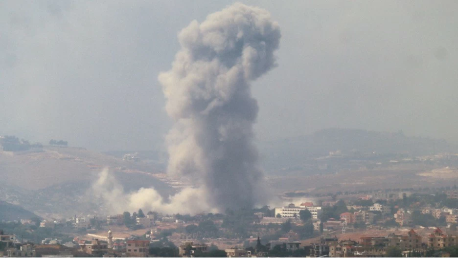 Khói bốc lên từ một địa điểm bị Israel nã pháo ở làng Khiam, miền Nam Lebanon. (Nguồn: AFP)