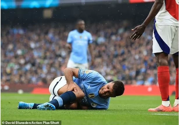 Tiền vệ trụ cột Man City, Rodri ôm chân la hét sau pha va chạm với Partey.