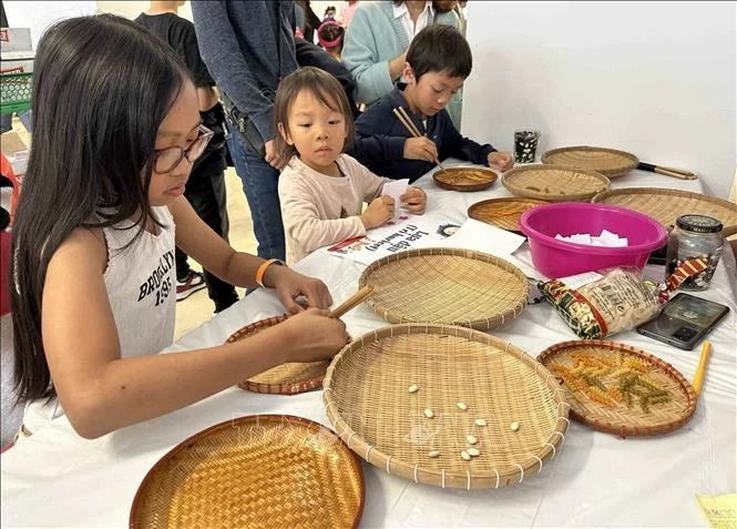 Chuỗi hoạt động văn hóa ý nghĩa nhân dịp Tết Trung thu tại Pháp Chuỗi hoạt động văn hóa ý nghĩa nhân dịp Tết Trung thu tại Pháp