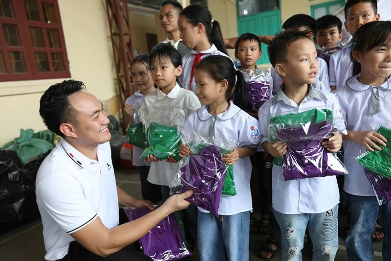 Chi đoàn Báo Thế giới và Việt Nam lan tỏa yêu thương tới điểm trường vùng cao sau bão lũ