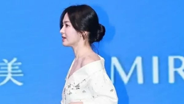 Đầm sơ mi trắng cách điệu giúp Song Hye Kyo trẻ hơn tuổi