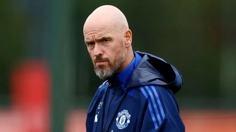 HLV Erik ten Hag ngẫu hứng biểu diễn kỹ thuật tâng bóng, cổ động viên MU thán phục