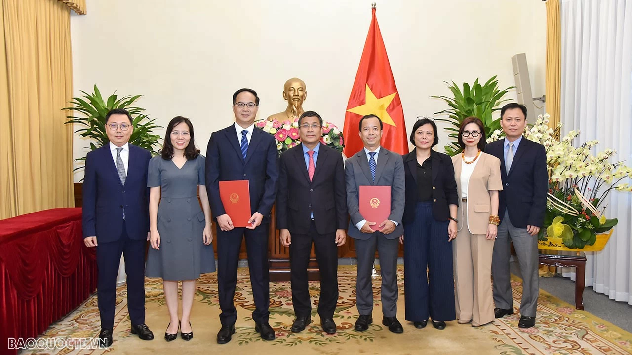 Thứ trưởng Thường trực Ngoại giao Nguyễn Minh Vũ trao quyết định bổ nhiệm lãnh đạo các đơn vị Ủy ban Biên giới quốc gia