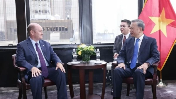 General Secretary, President To Lam meets US Senator Chris Coons