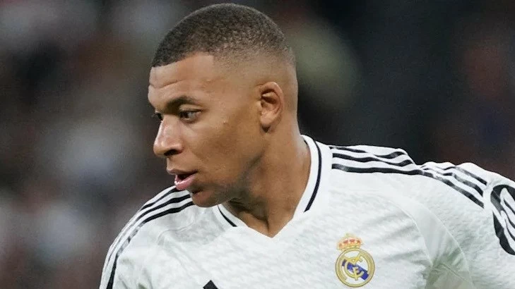 HLV Ancelotti dùng cầu thủ nào thay Kylian Mbappe ở derby Madrid?