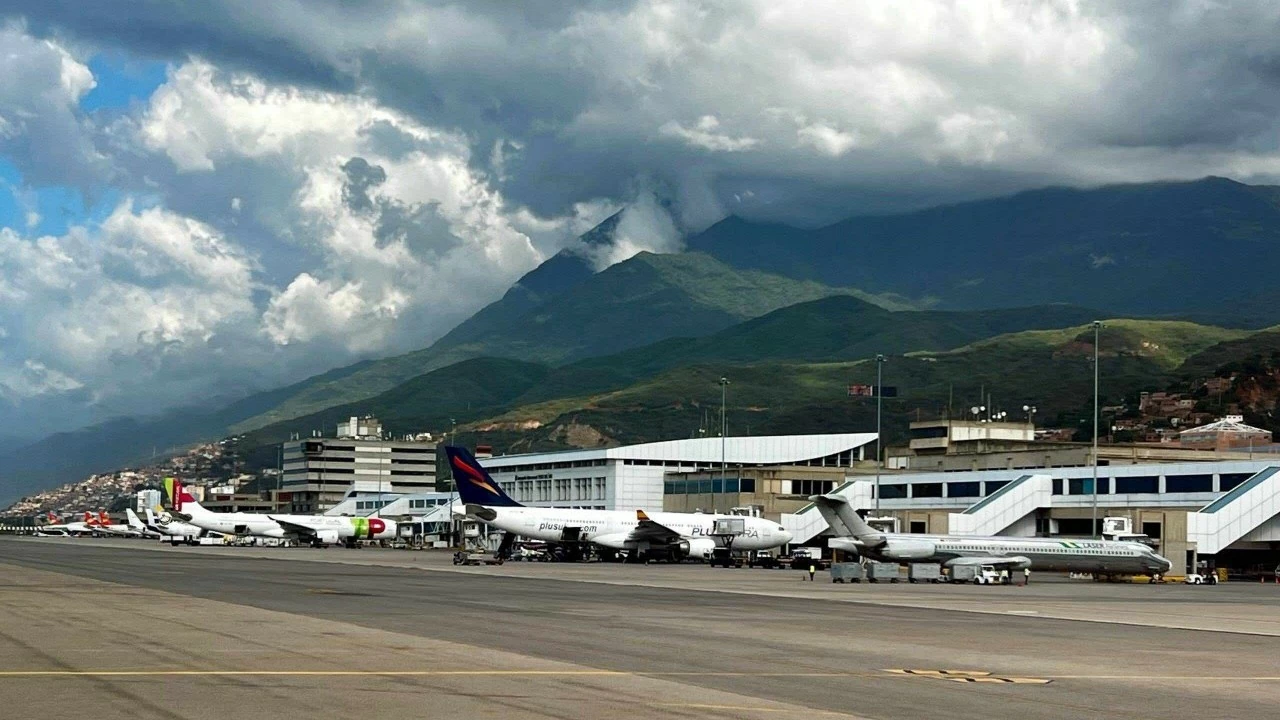 Venezuela tạm dừng các chuyến bay, Chile 'lấy làm tiếc'