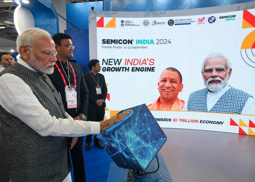 Thủ tướng Ấn Độ Narendra Modi tham quan Triển lãm công nghiệp bán dẫn và điện tử Semicon India 2024. (Nguồn: ISM)