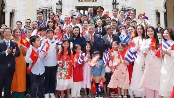 General Secretary, President To Lam visits Vietnamese Embassy, community in Cuba