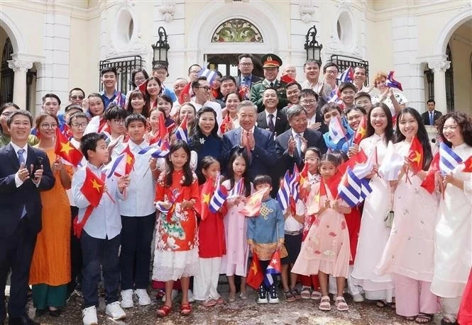 General Secretary, President To Lam visits Vietnamese Embassy, community in Cuba