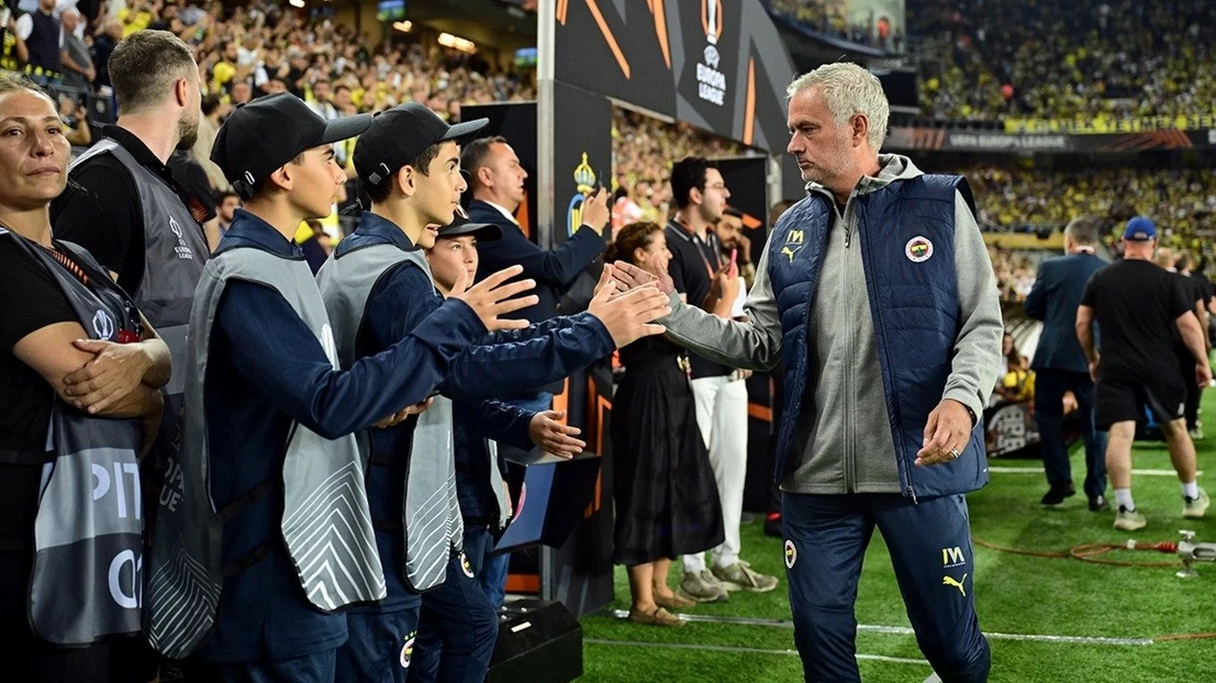 Vượt HLV Carlo Ancelotti, HLV Jose Mourinho lập kỷ lục mới