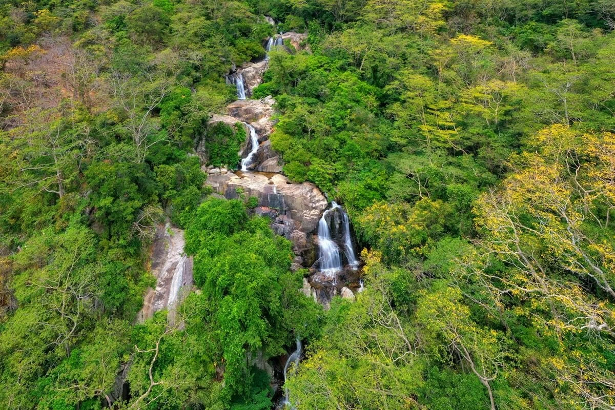 ‘Hẹn hò’ với biển xanh Vĩnh Hy