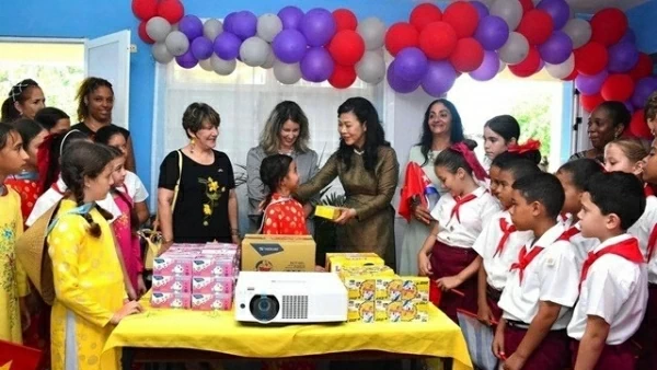 General Secretary, President's Spouse visits Vo Thi Thang Primary School in Havana