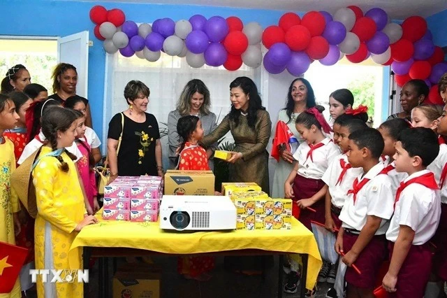 General Secretary, President's Spouse visits Vo Thi Thang Primary School in Havana