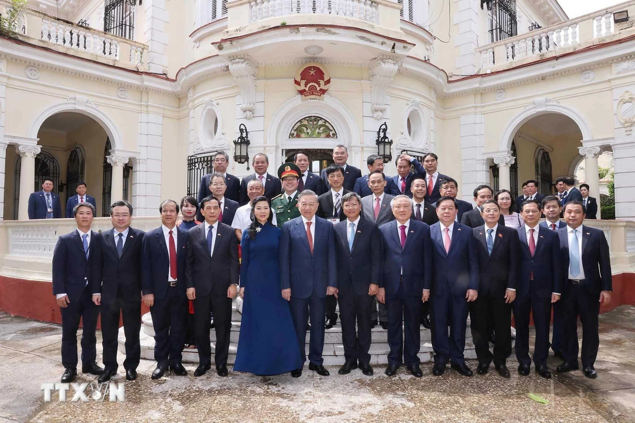 Tổng Bí thư, Chủ tịch nước Tô Lâm và Phu nhân cùng đoàn đại biểu cấp cao Việt Nam với cán bộ, nhân viên Đại sứ quán Việt Nam tại Cuba. (Nguồn: TTXVN)