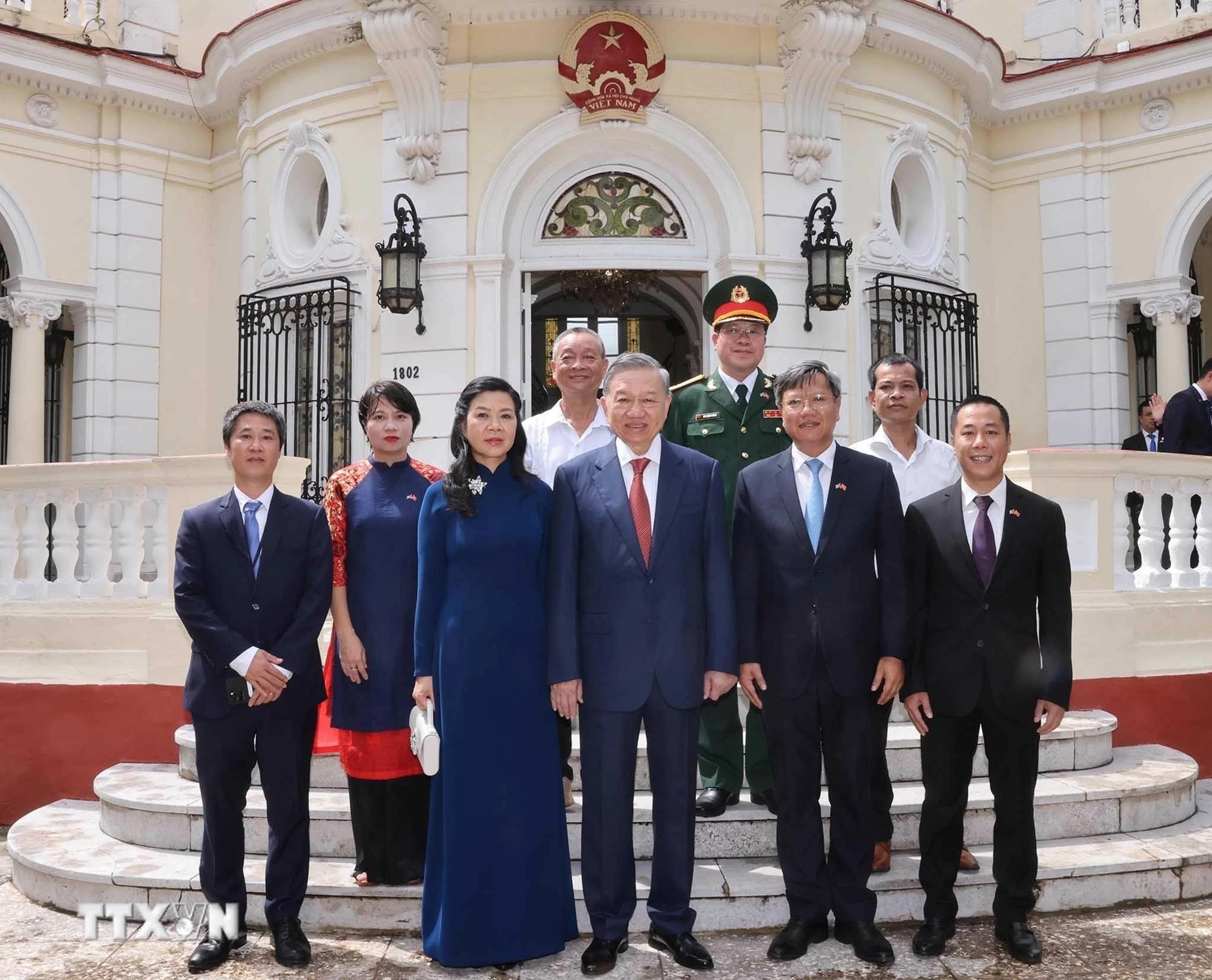 Tổng Bí thư, Chủ tịch nước Tô Lâm và Phu nhân với cán bộ, nhân viên Đại sứ quán Việt Nam tại Cuba. (Nguồn: TTXVN)