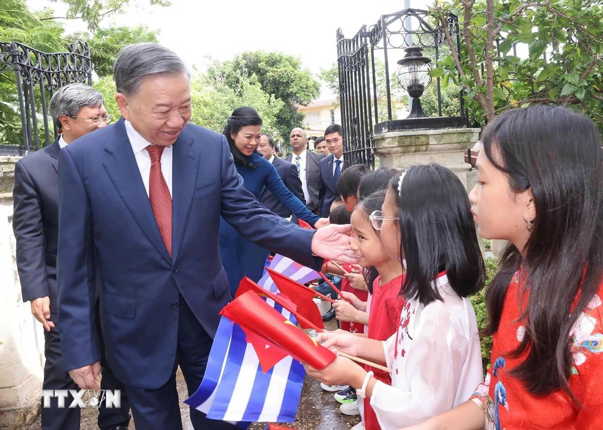 Tổng Bí thư, Chủ tịch nước Tô Lâm và Phu nhân với thiếu nhi Việt Nam tại Cuba. (Nguồn: TTXVN)