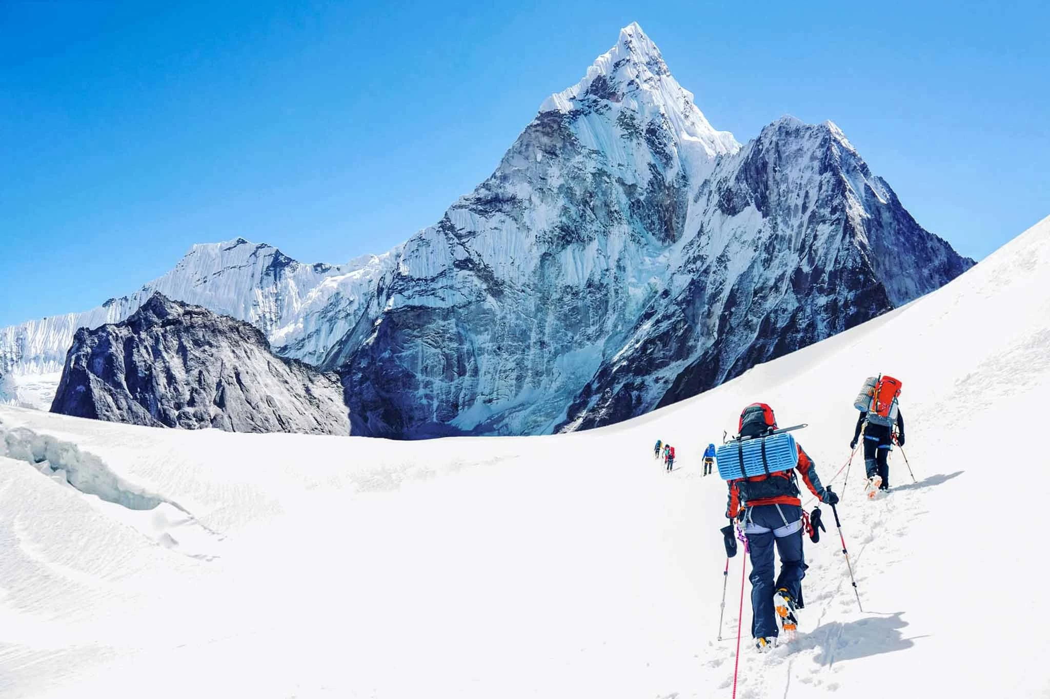 Các nhà leo núi trên chặng đường chinh phục đỉnh Everest. (Nguồn: Global Rescue)