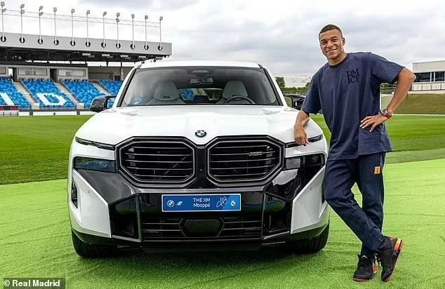 Kylian Mbappe cùng Real Madrid được tặng siêu xe