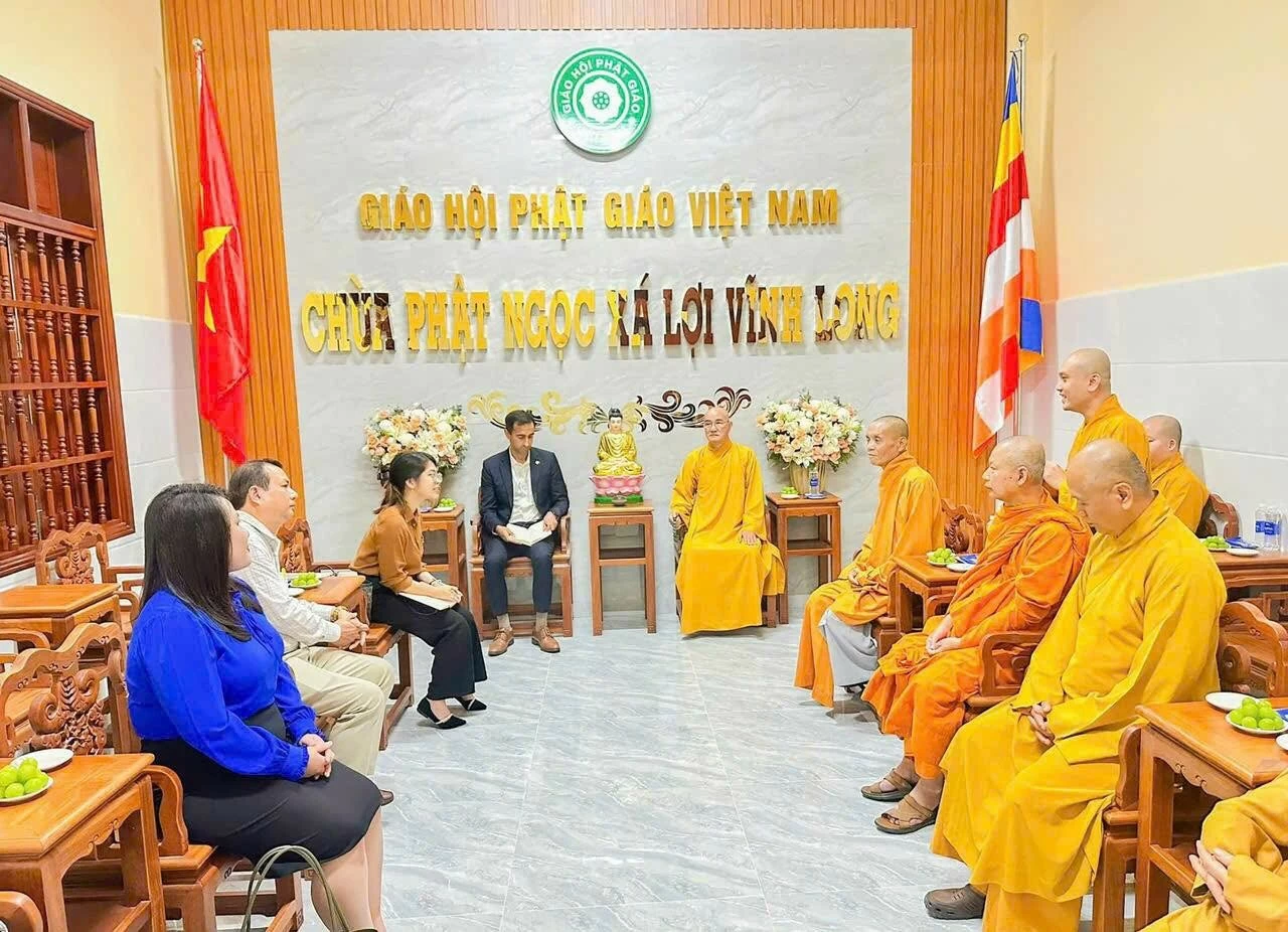Văn phòng Ban trị sự Giáo hội Phật giáo Việt Nam tỉnh Vĩnh Long tiếp Đoàn Tổng lãnh sự quán Mỹ đến thăm