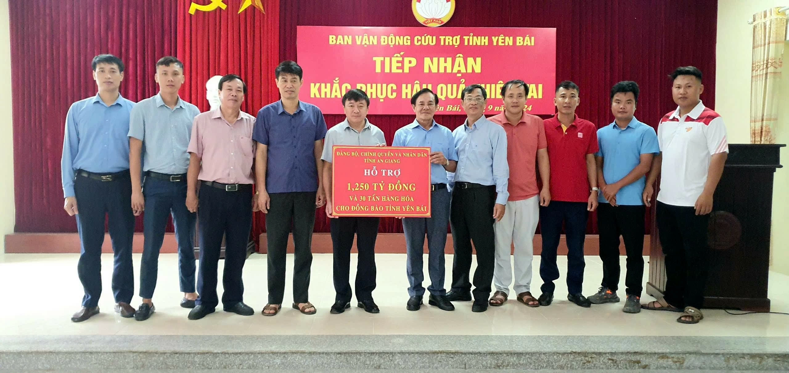 Đại diện doanh nghiệp An Giang (Sao Mai Group) trao quà tặng tại Yên Bái