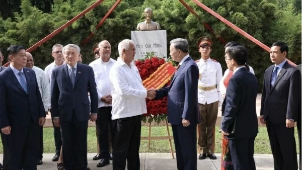 General Secretary, President To Lam pays floral tribute to President Ho Chi Minh in Havana, Cuba