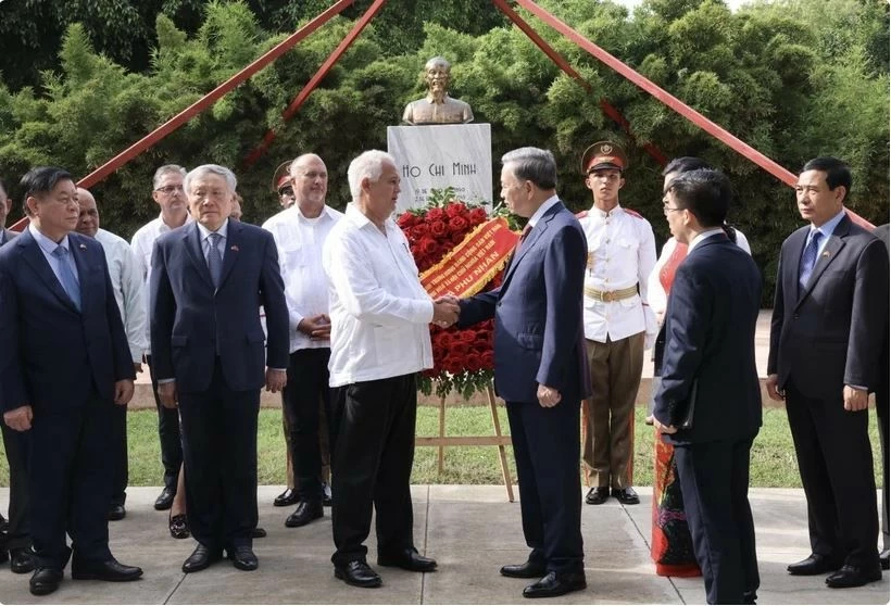 General Secretary, President To Lam pays floral tribute to President Ho Chi Minh in Havana, Cuba