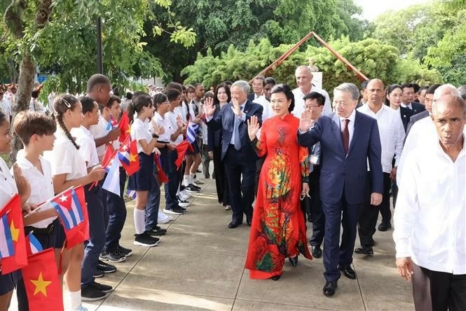 General Secretary of the Communist Party of Vietnam Central Committee and State President To Lam and his spouse welcomed in Havana (Photo: VNA)