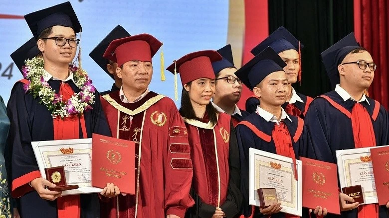 Lần đầu tiên Đại học Bách khoa Hà Nội có hai thủ khoa tốt nghiệp đạt điểm tổng kết tuyệt đối