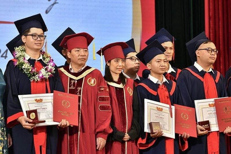 Lần đầu tiên Đại học Bách khoa Hà Nội có hai thủ khoa tốt nghiệp đạt điểm tổng kết tuyệt đối