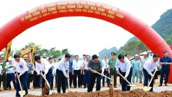 PM attends groundbreaking of Hoa Binh – Moc Chau expressway