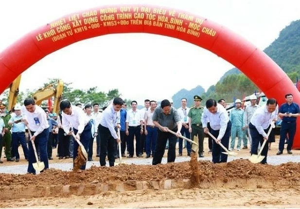 PM attends groundbreaking of Hoa Binh – Moc Chau expressway