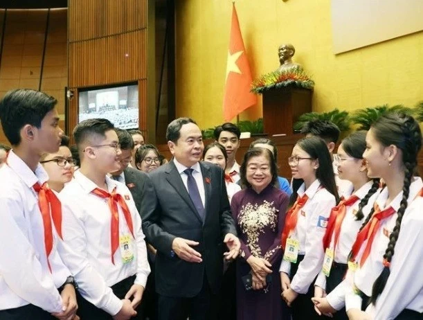 National Assembly Chairman Tran Thanh Man and the child delegates at the mock session in Hanoi on September 29. (Photo: VNA)