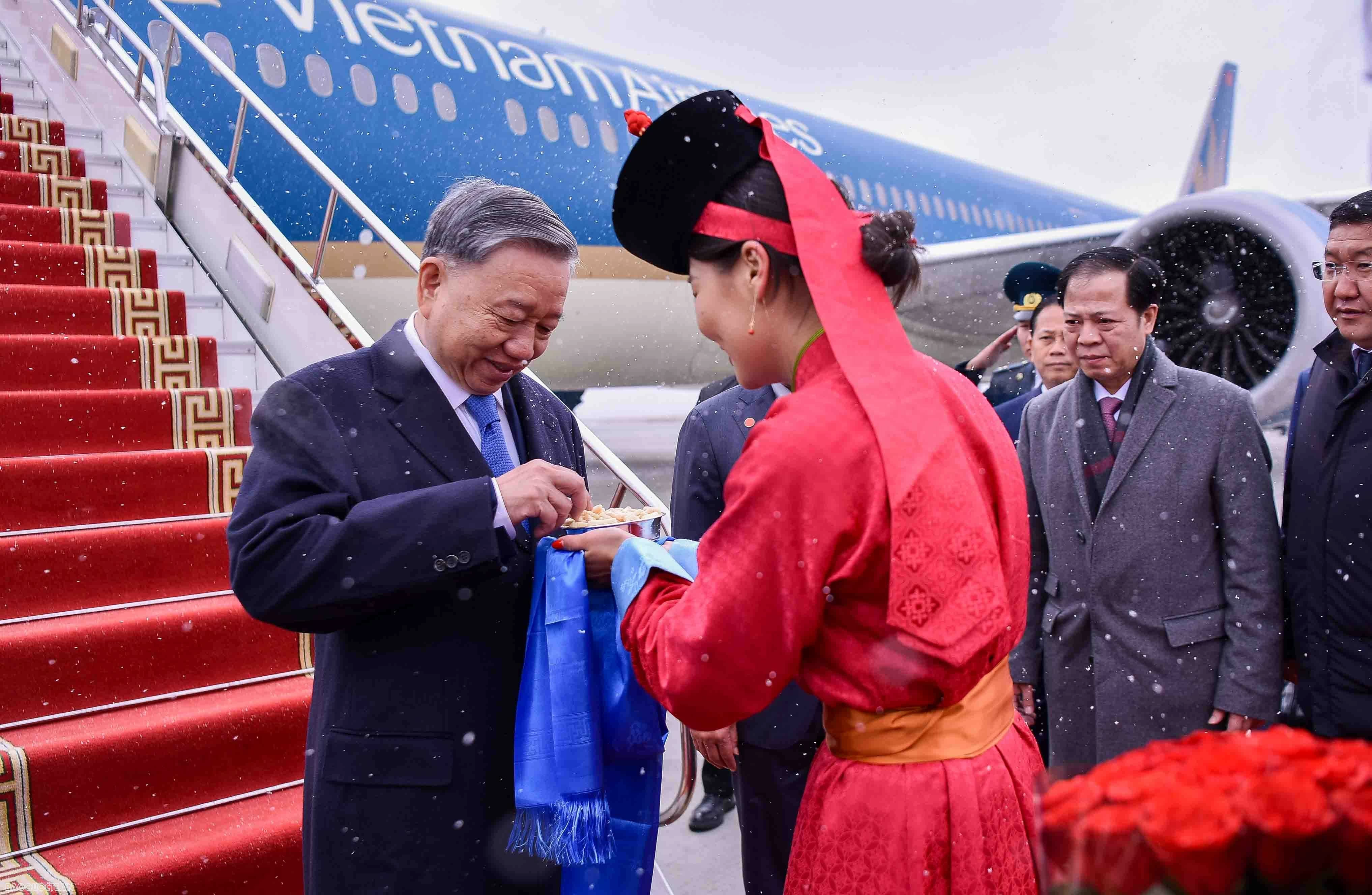 General Secretary, President To Lam arrives in Ulaanbaatar, beginning state visit to Mongolia