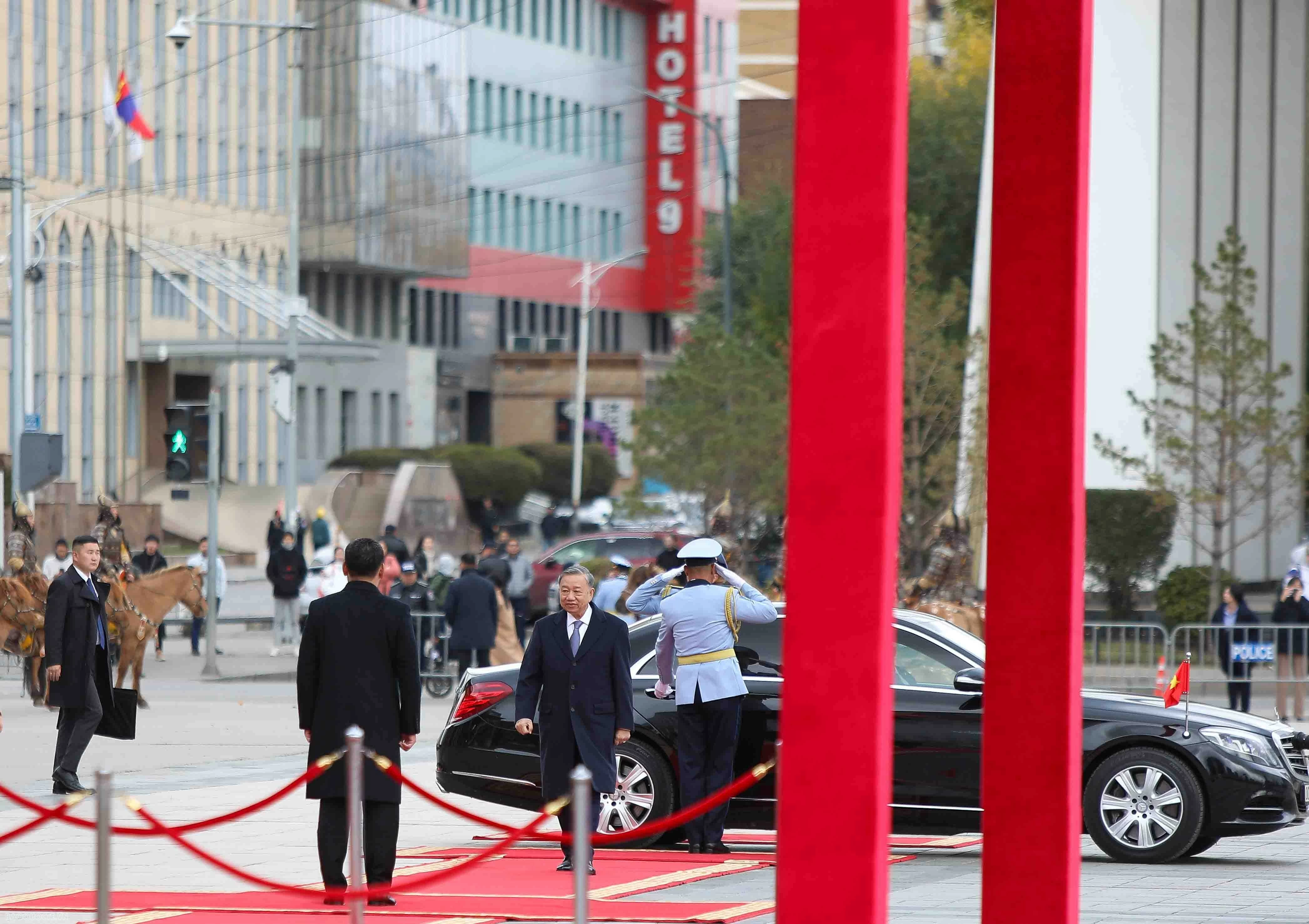 Welcome ceremony held for General Secretary, President To Lam in Ulaanbaatar