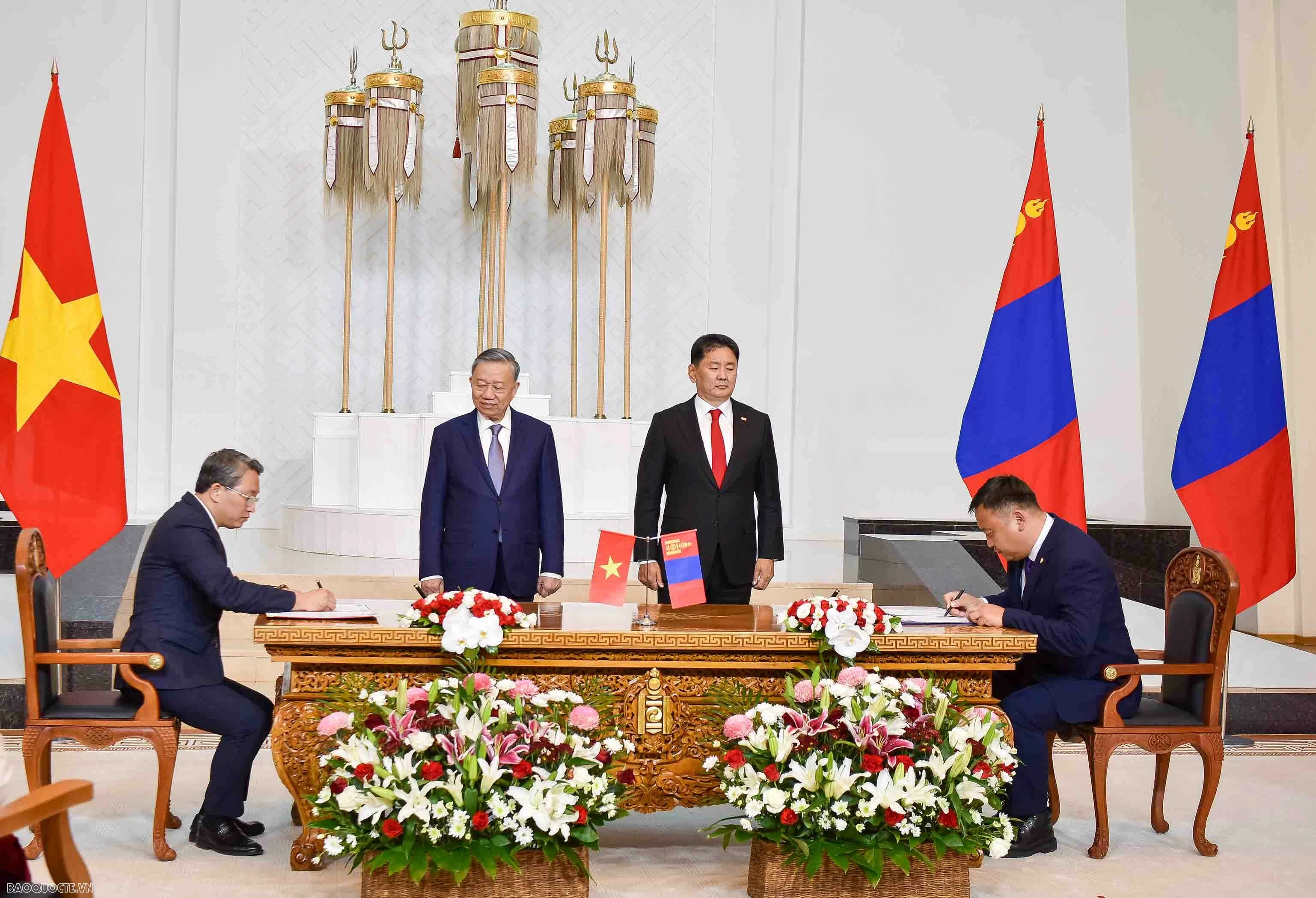 Vietnam, Mongolia leaders witness signing of cooperation agreements in Ulaanbaatar