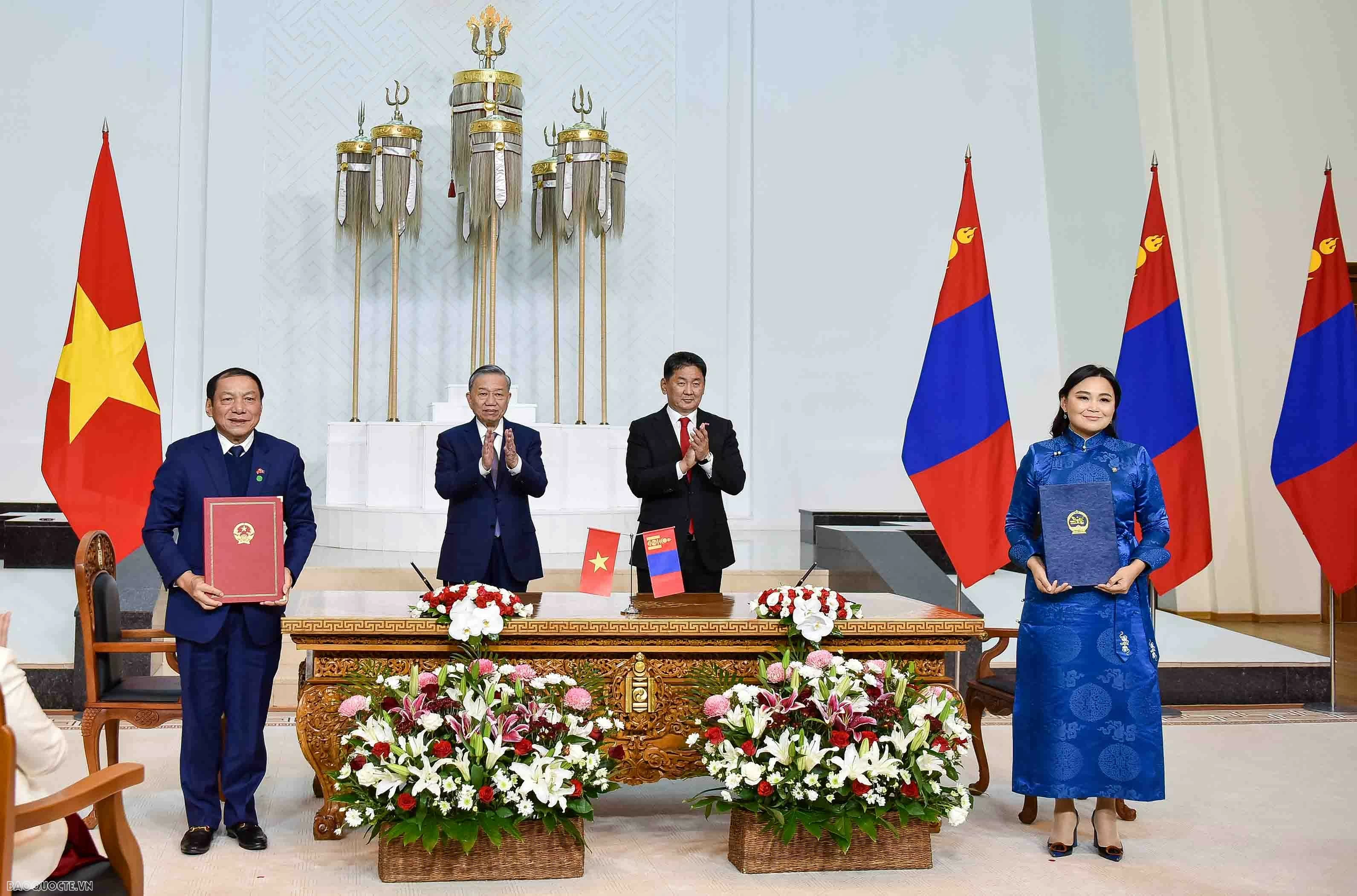 Vietnam, Mongolia leaders witness signing of cooperation agreements in Ulaanbaatar