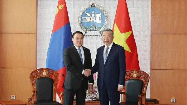 General Secretary, President To Lam meets with Mongolian Prime Minister Luvsannamsrain Oyun-Erdene