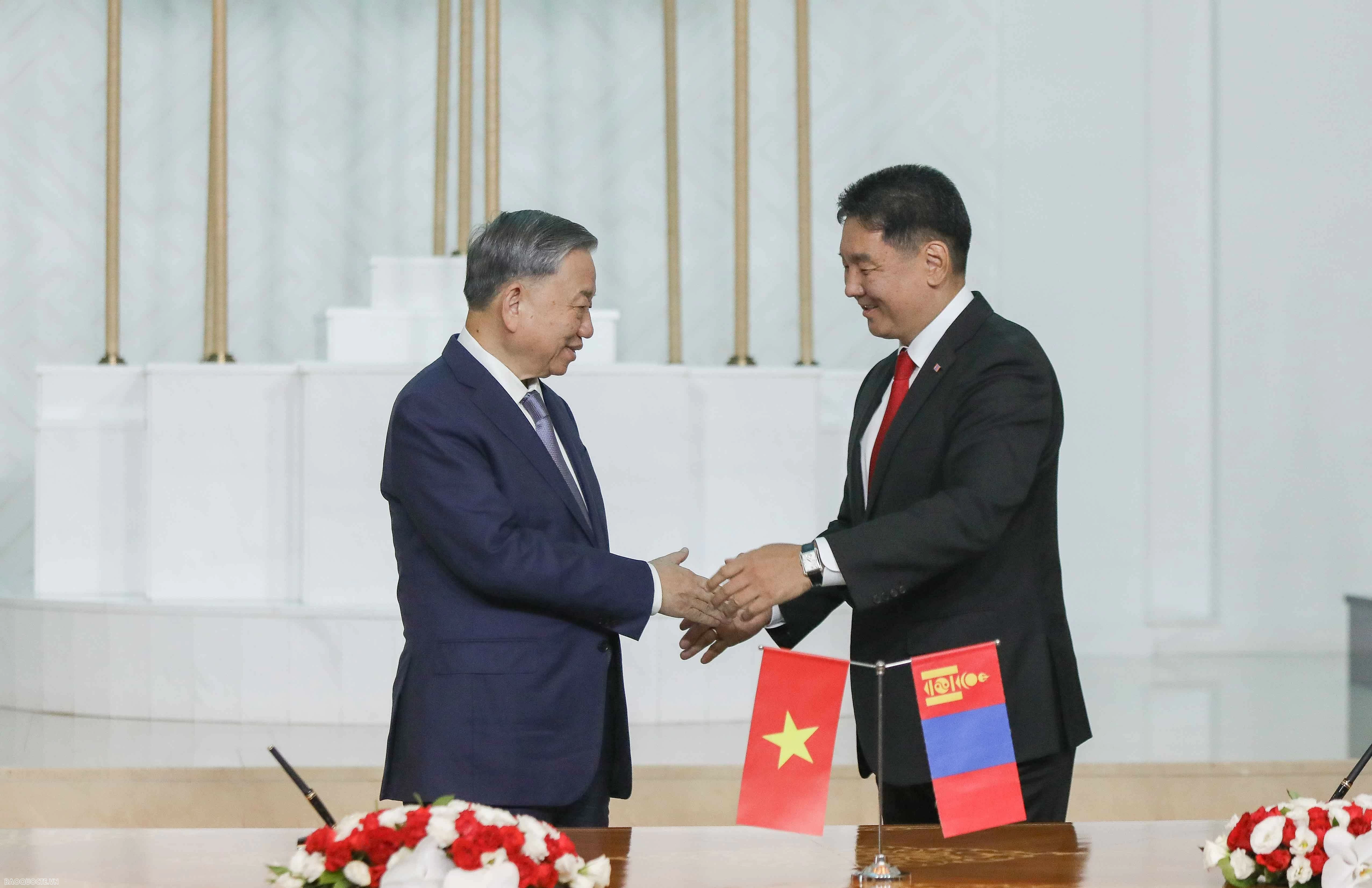 Vietnam, Mongolia leaders adopt Joint Statement on establishing comprehensive partnership