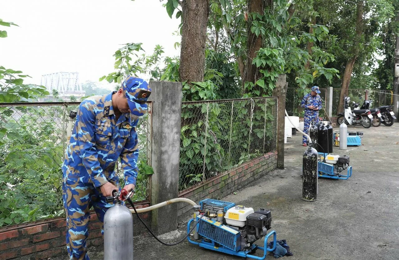 40 cán bộ, chiến sĩ Lữ đoàn Đặc công Hải quân 126 tham gia tìm kiếm cứu nạn tại khu vực cầu Phong Châu, tỉnh Phú Thọ