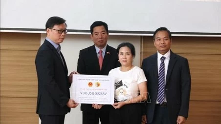 Donors in RoK honoured for helping Vietnamese typhoon victims