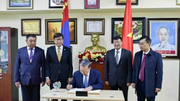 General Secretary, President To Lam visits school named after President Ho Chi Minh in Ulaanbaatar