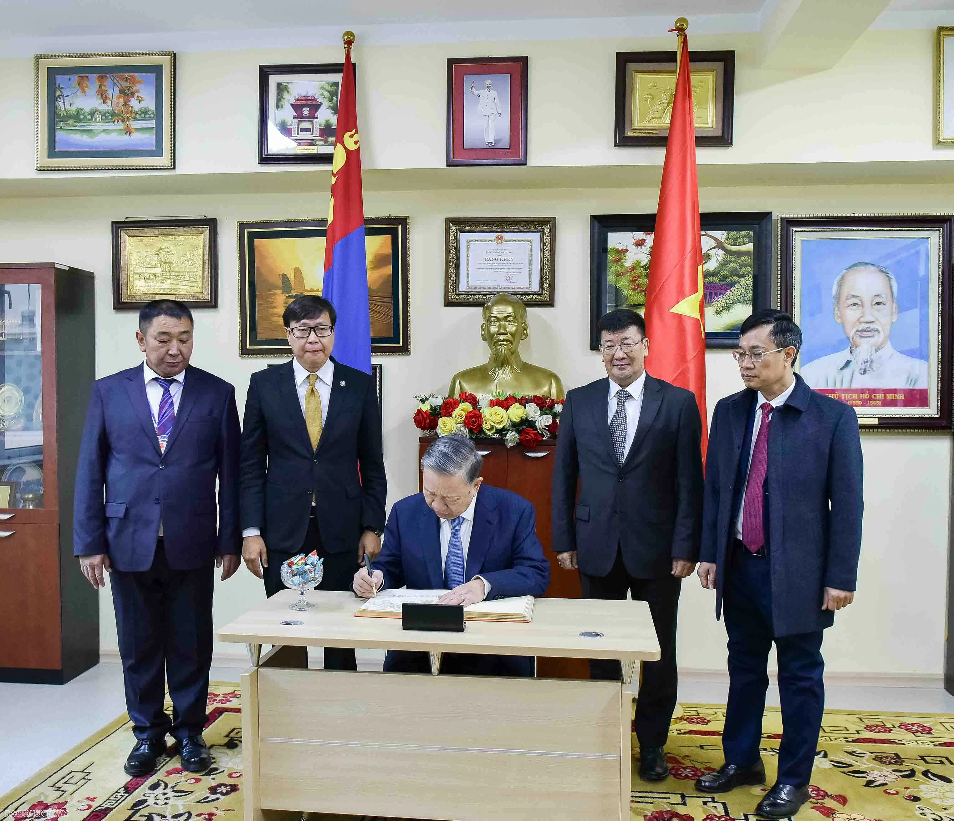 General Secretary, President To Lam visits school named after President Ho Chi Minh in Ulaanbaatar