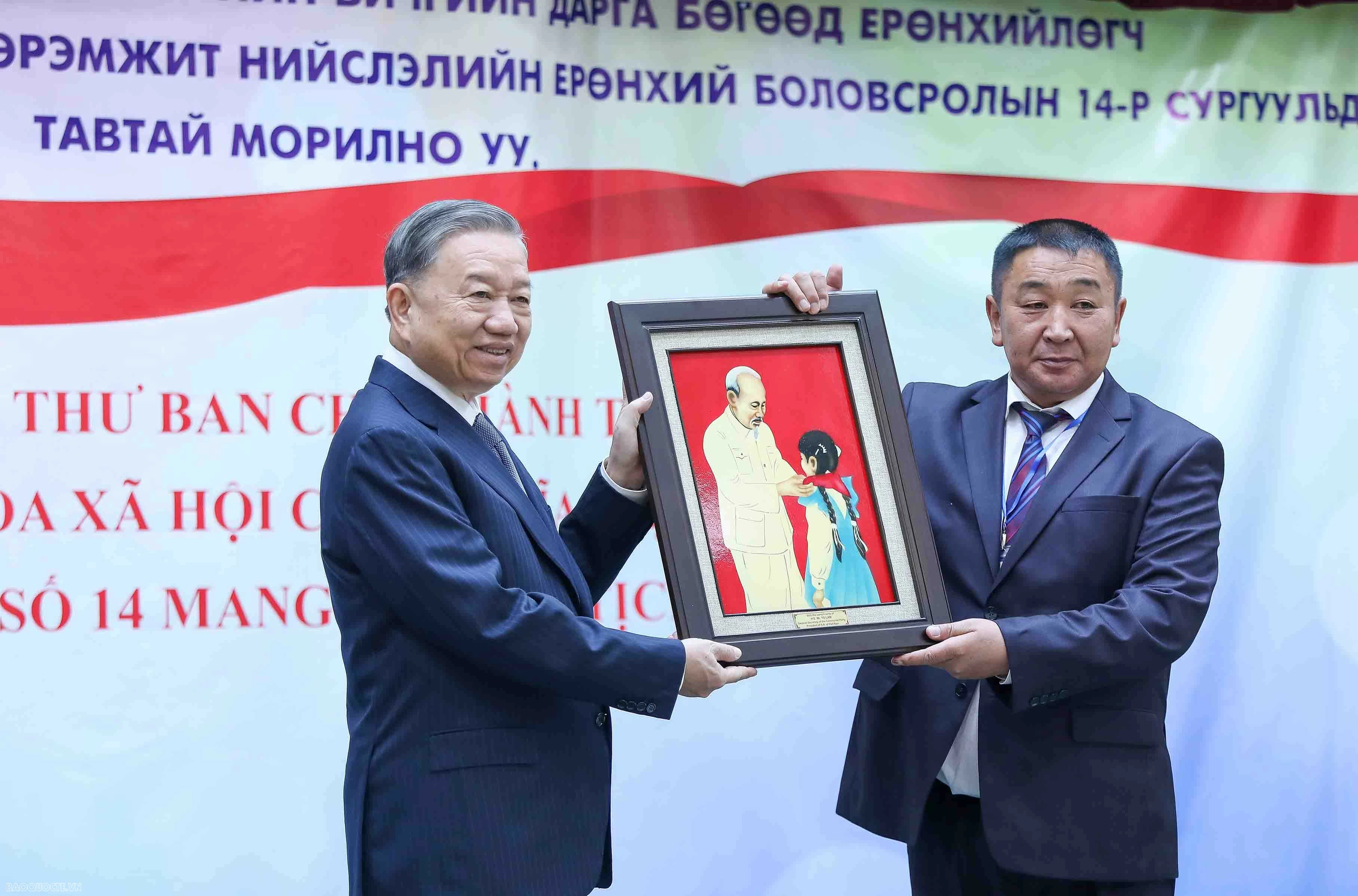 General Secretary, President To Lam visits school named after President Ho Chi Minh in Ulaanbaatar