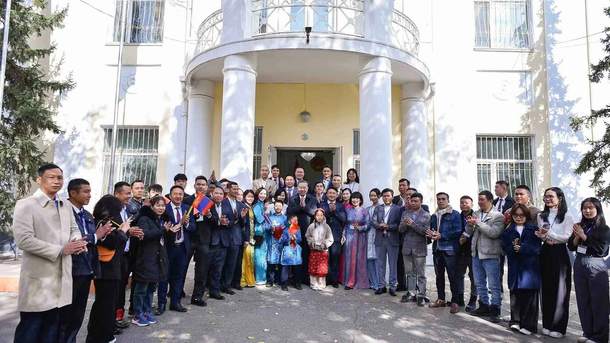 General Secretary, President To Lam visits Embassy, meets with Vietnamese community in Mongolia