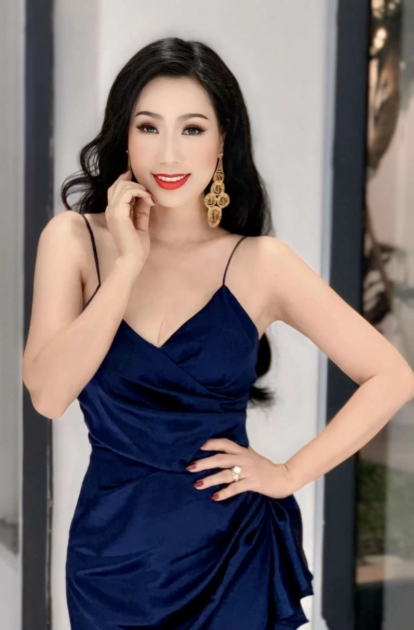 Diễn viên Phan Minh Huyền đẹp tựa nàng thơ; Hoa hậu Hà Kiều Anh đọ dáng cùng Diva Hồng Nhung