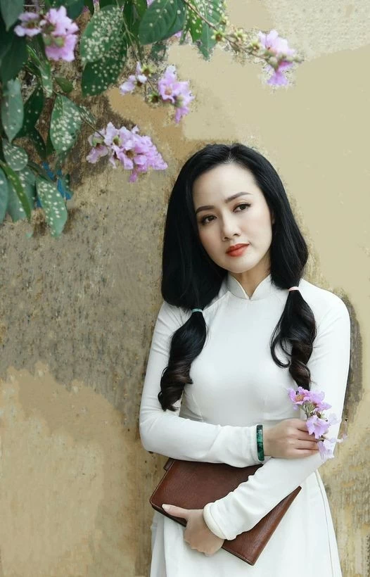 Diễn viên Phan Minh Huyền đẹp tựa nàng thơ; Hoa hậu Hà Kiều Anh đọ dáng cùng Diva Hồng Nhung