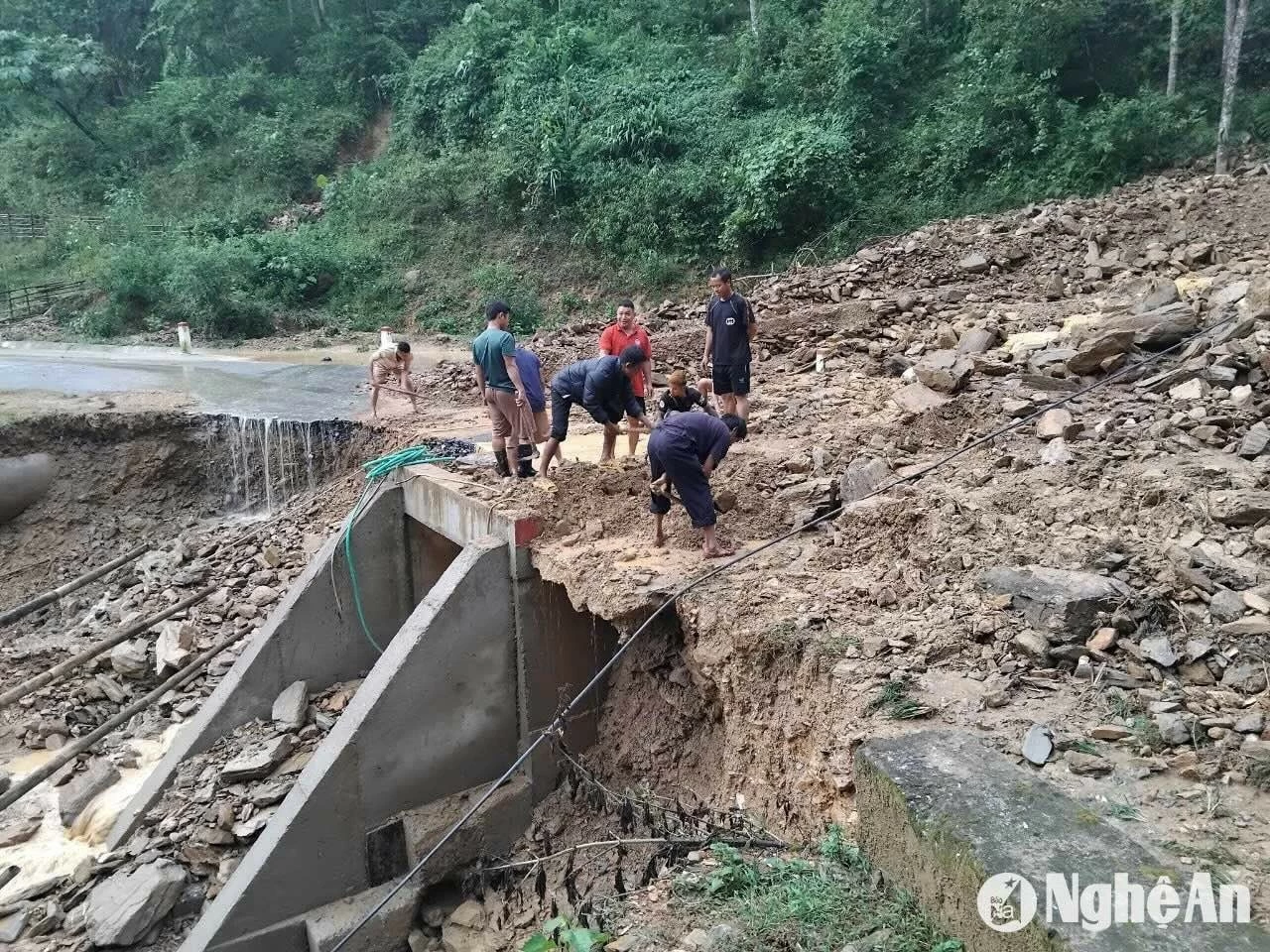 Hai huyện biên giới Nghệ An xuất hiện lũ ống, sạt lở đất trong đêm